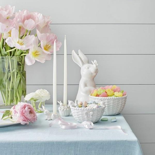 Pöytäkoristeet pääsiäisen pääsiäiskynttilöille ja tulppaaneille