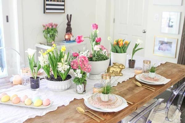 Pöydän koristelu pääsiäispöydässä koristaa kevään kukat pastelliväreillä