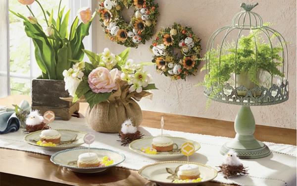 Pääsiäisen pääsiäispöydän pöytäkoristeet koristavat pääsiäisen seppeleen