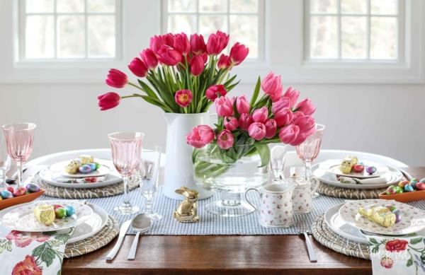Pöytäkoristeet pääsiäispöydässä koristavat tulppaaneja