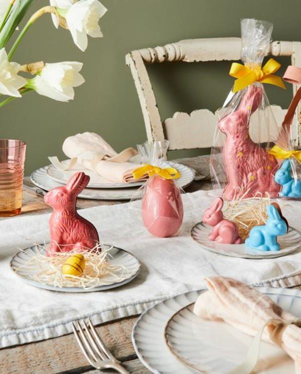Pääsiäispöydän pöytäkoristeet koristavat syötäviä pääsiäispupuja