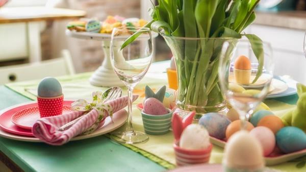 Pääsiäisen pääsiäispöydän pöytäkoristeet peittävät pääsiäismunat