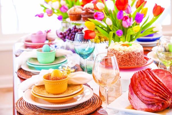 Pääsiäispöydän koristeet peittävät pääsiäispöydän värillisillä astioilla