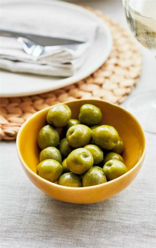 Pöytäkoristeet pääsiäiseksi kattaa oliivipöydän