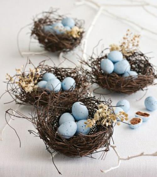 Pöytäkoriste pääsiäismunan kuorille siniset viiriäisen munat