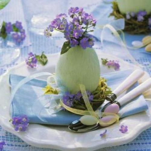 Pöydän koristelu Pääsiäismunankuoren lila kukat