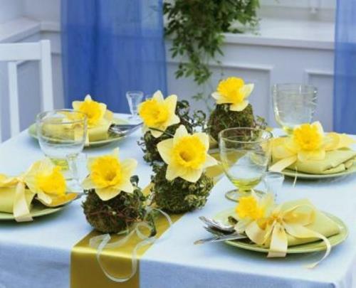 Pöydän koristelu Pääsiäismunan kuoret kukat narsissit keltainen