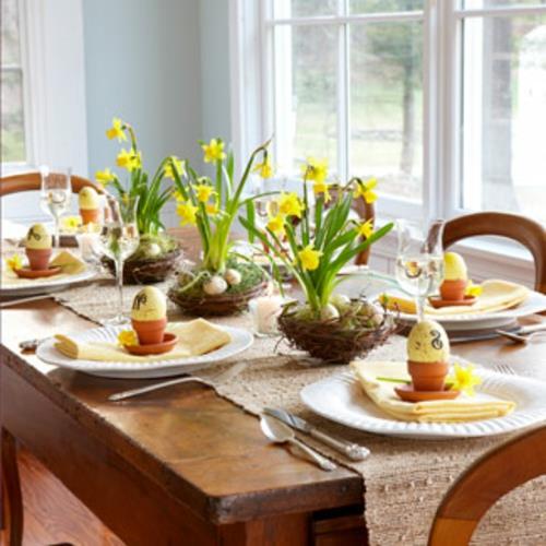 Pöytäkoriste pääsiäismunankuoren kukille maalaismainen ikkuna