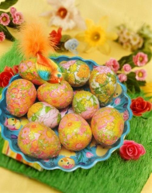 Pöytäkoriste Pääsiäismunankuori koristeltu värikkäästi