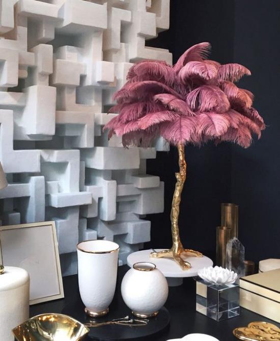 Pöytävalaisimet, tyylikäs, mielikuvituksellisesti suunniteltu, koristeellinen palmu, joka on valmistettu hämärästä vaaleanpunaisesta strutsin höyhenestä, silmiinpistävä