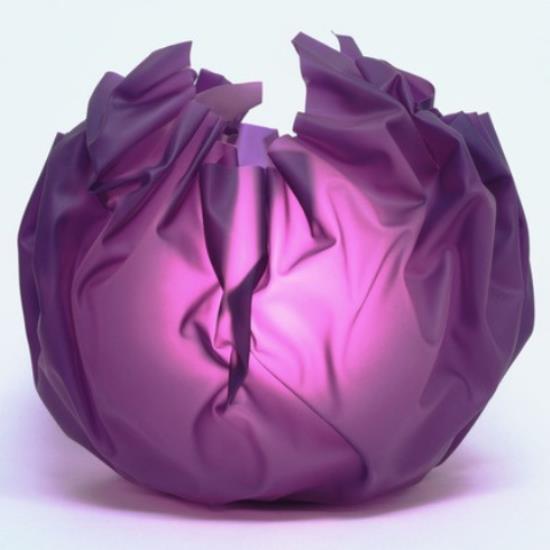 Epätavalliset, mielikuvituksellisesti suunnitellut pöytälamput, joissa on violetit kangaspallot, tuovat sisätiloihin silmiinpistävää turhaa väriä