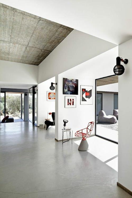 moderni alkuperäinen teollinen minimalistinen kattorakenne olohuoneessa