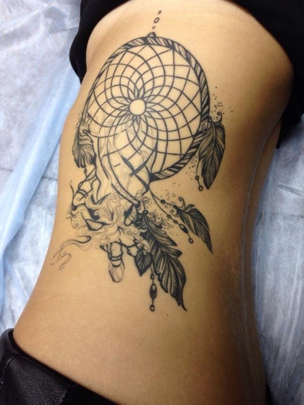 Hämmästyttävä nainen tatuointi unelma sieppari tatuointi
