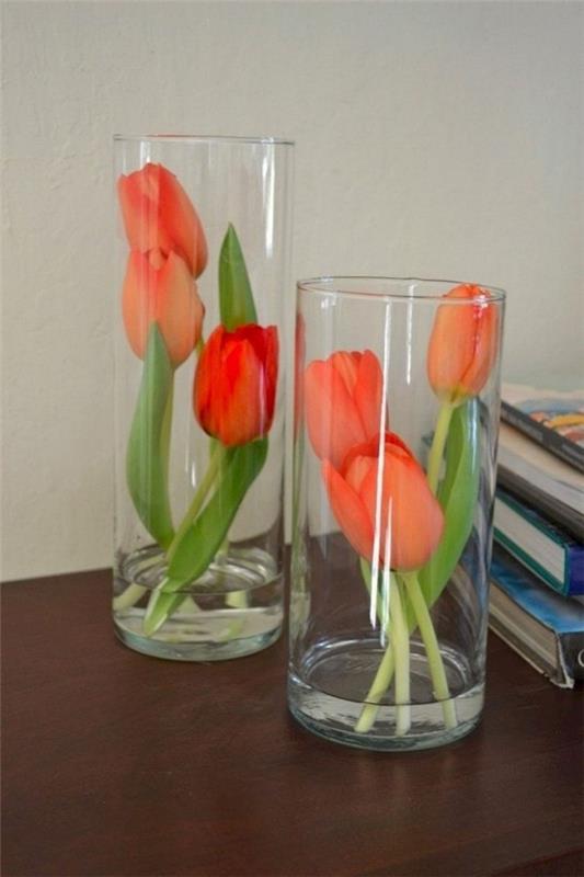 Upea muotoilu tulppaanien kevätkoristeella lasissa