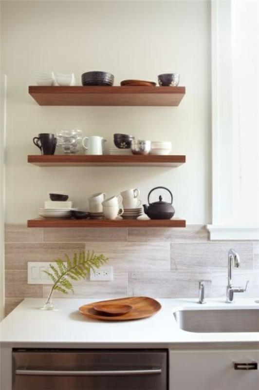 astiat lautaset seinähyllyt ruskeassa keittiötasossa