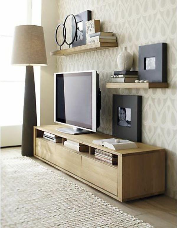 Lattiavalaisin television seinähyllyt ruskeassa olohuoneen seinässä