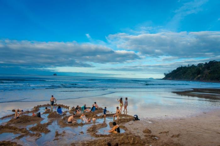 Maailman 5 kauneinta rantaa Kuuman veden ranta Uusi -Seelanti Reikä kaivaa itsesi nauttimaan lämpimästä vedestä