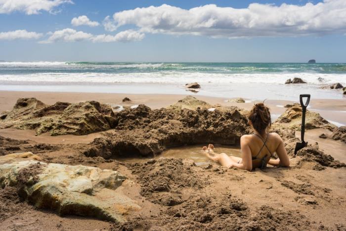 Maailman 5 kauneinta rantaa Kuuman veden ranta Uuden -Seelannin kuuma vesi purskahtaa hiekasta