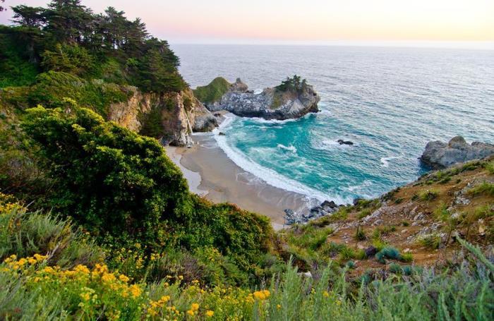 Maailman 5 kauneinta rantaa Pfeiffer Beach Kaliforniassa lahti kallistaa ympäri