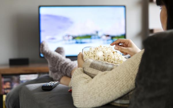 Suosituimmat elokuvat, joita koronavirus on viivästyttänyt, katsovat elokuvia kotona covid