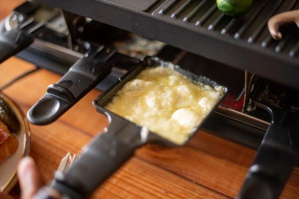 Perinteiset ja herkulliset raclette -ideat pannulle, jossa vinkkejä kuplia, jotka muodostavat juustokuplia