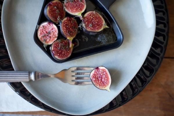 Perinteiset ja herkulliset raclette -ideat pannulle, jossa on vinkkejä viikunaruoka jälkiruoka makea