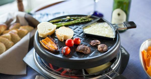 Perinteiset ja herkulliset raclette -ideat pannulle, jossa on vinkkejä grilli -illan ystävien sukulaisille