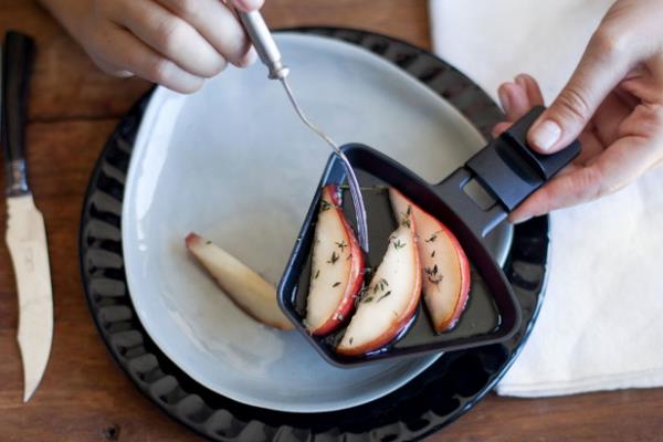 Perinteisiä ja herkullisia raclette -ideoita pannulle, jossa on vinkkejä karamelli -omenat päärynät