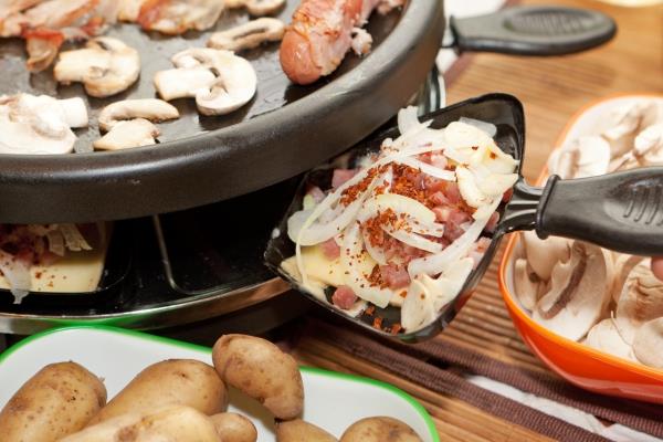 Perinteisiä ja herkullisia raclette -ideoita pannulle, jossa on vinkkejä minipizzasta pannulla