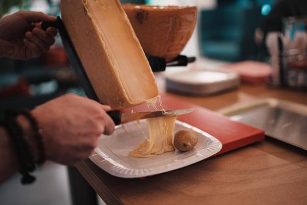 Perinteisiä ja herkullisia raclette -ideoita pannulle ja vinkkejä Slice raclette oikein