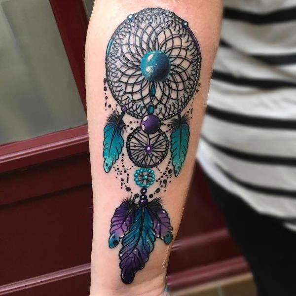 Dream Catcher tatuoi eri sävyjä sinistä