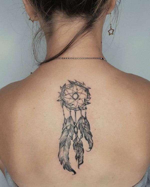 Dream catcher tatuointi - hellävarainen muotoilu iholla