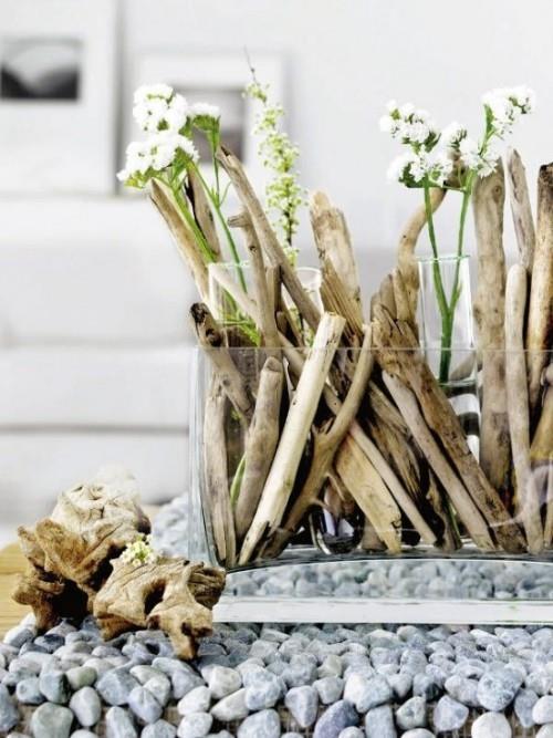 Driftwood sisätiloissa kaunis järjestely valkoisilla kukilla lasipurkissa