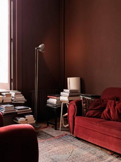 Trendiväri-Marsala-sisustus-kalustus-olohuone-tyylinen sohva
