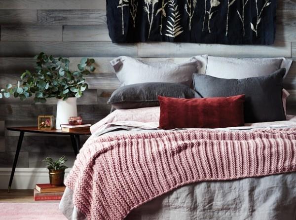 Trendivärit 2018 makuuhuone viininpunainen koristetyyny kirkkaasti kaunis yhdistelmä harmaata ja vaaleanpunaista