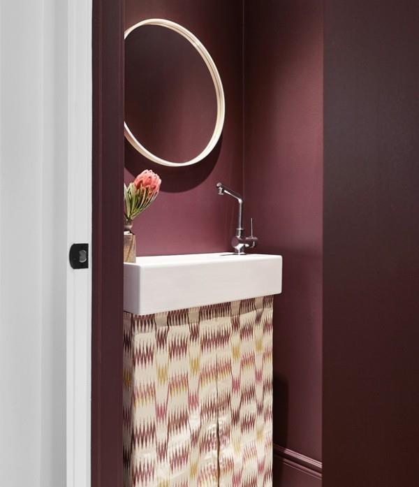 Trendivärit 2018 ylellinen kylpyhuone violetin ja punaisen sävyissä, ylevä