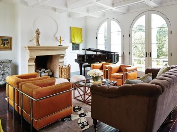 Trendivärit 2018 moderni olohuone oranssinkeltaiset pehmustetut huonekalut raikas syksyinen
