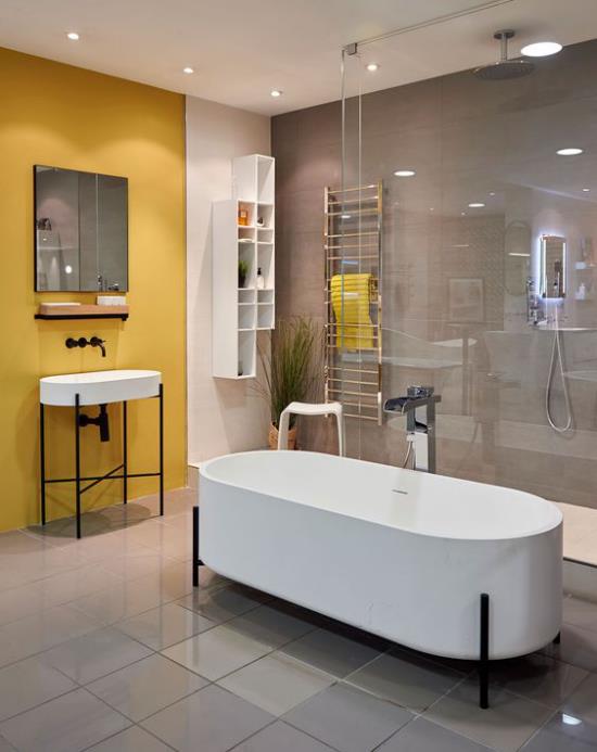 Trendivärit 2021 kylpyhuoneen sisustuksessa harmaa, keltainen aksenttiseinä, voimakas visuaalinen vaikutus