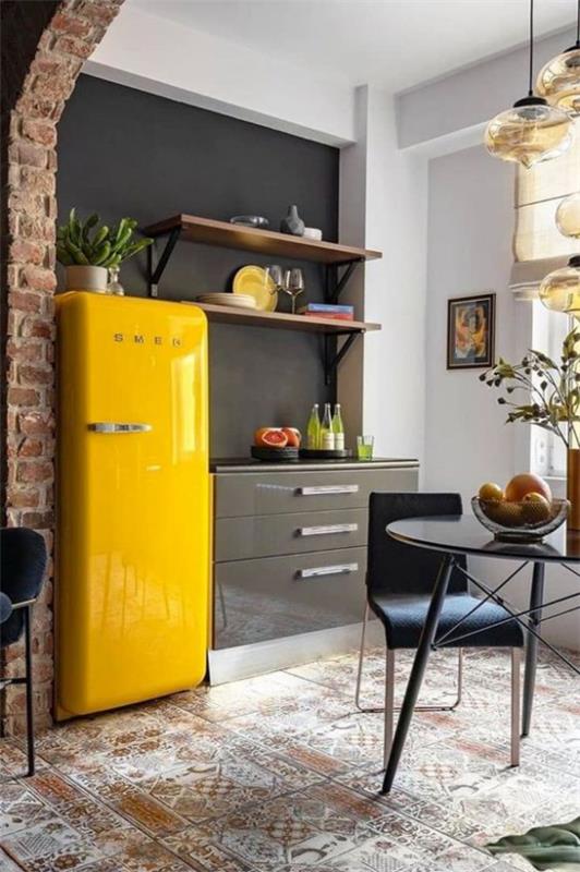 Trendivärit 2021 keittiön sisustuksessa teollisessa tyylissä keltainen jääkaappi katseenvangitsija