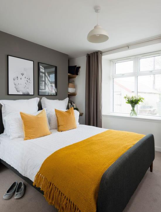 Trendivärit 2021 sisätiloissa viihtyisässä makuuhuoneessa säteilevät paljon lämpöä keltaiset peitotyynyt harmaat aksentti -seinäideat