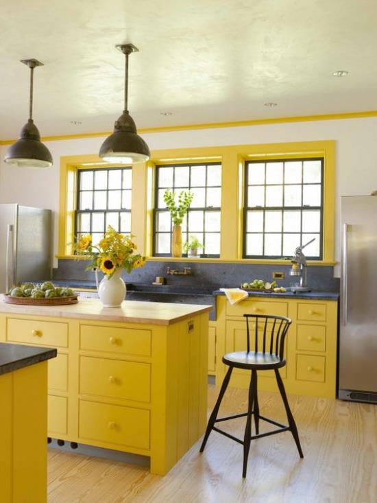 Trendivärit 2021 sisätilojen modernissa keittiössä valaisevassa keltaisessa lämmin kodikas kutsuva