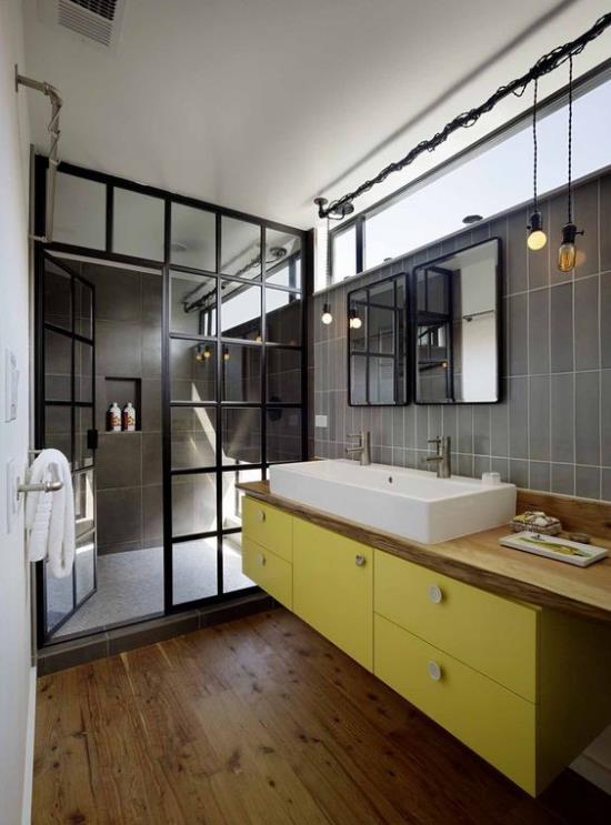 Trendivärit 2021 sisätiloissa tyylikäs kylpyhuoneen väliseinä lasi harmaa hallitsee keltaisia ​​aksentteja virkistää tunnelmaa