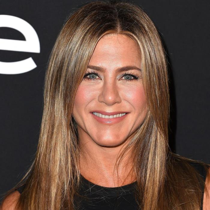 Trendikkäät hiusvärit 2019 Jennifer Aniston lämmin vaalea sävy