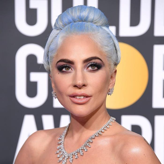 Trendikkäät hiusvärit 2019 Lady Gaga Oscarit 2019 hopeanvalkoinen