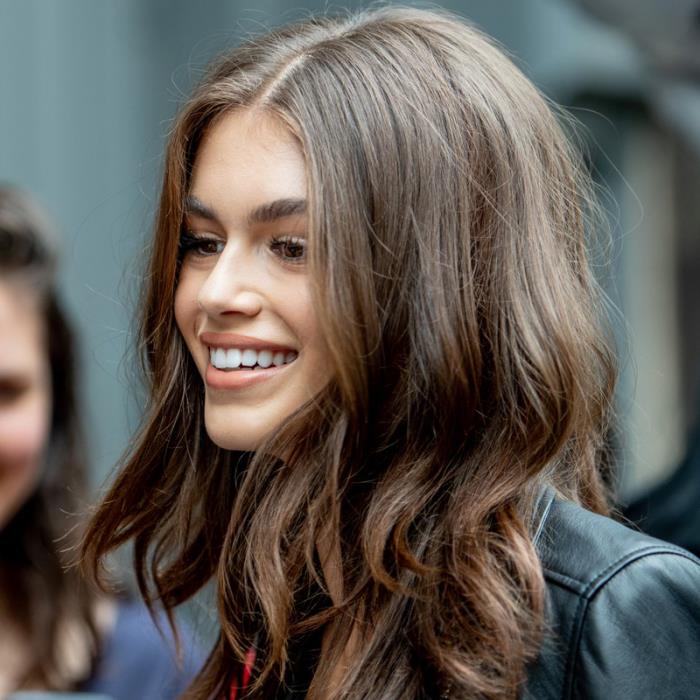 Trendikkäät hiusvärit 2019 malli Kaia Gerber luonnollisesti ruskea