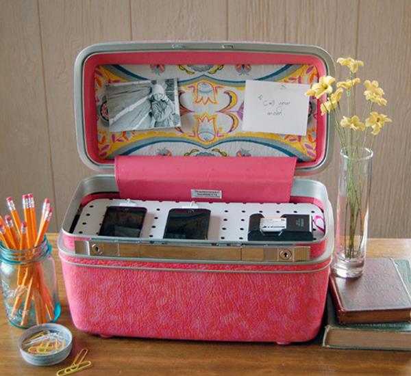 Tee trendikkäitä huonekaluja vanhoista matkalaukkuista vaaleanpunaisena