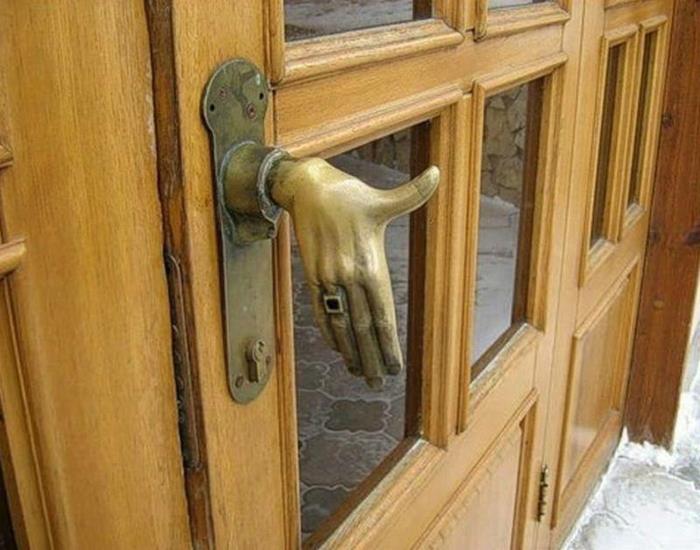 Ovi käsittelee kättä