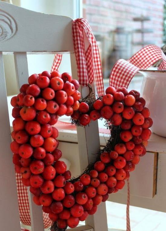 Oven seppele omenoilla tinker seppele sydämen muotoinen vain punaiset omenat ripustettu tuolilla valko-punainen ruudullinen nauha