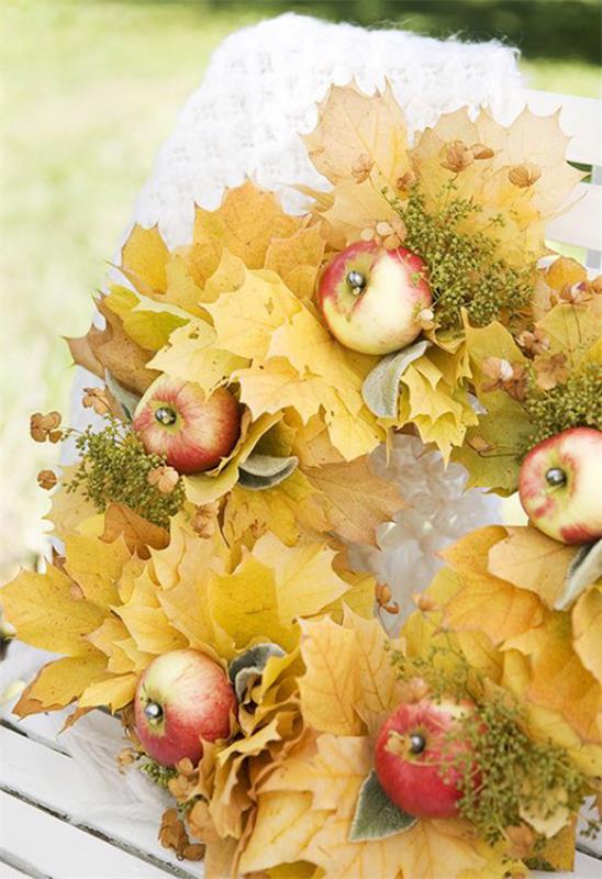 Oven seppele omenoilla tinker keltaiset omenat keltaiset syksyn lehdet seppele pöydälle