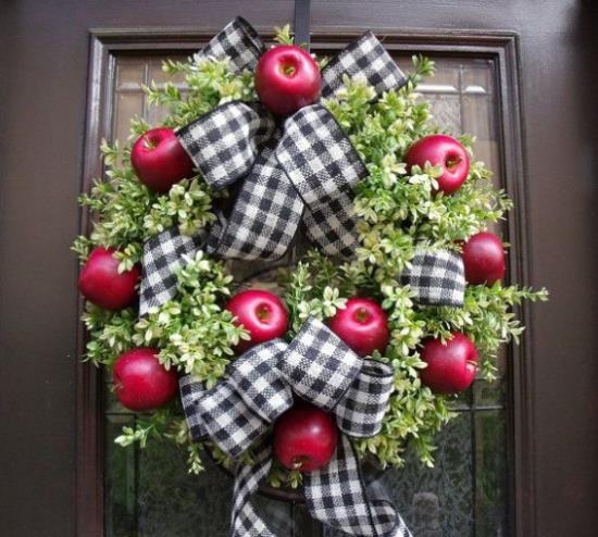 Oven seppele omenoilla, punaisilla omenoilla, paljon vihreää, mustavalkoinen ruudullinen jousi